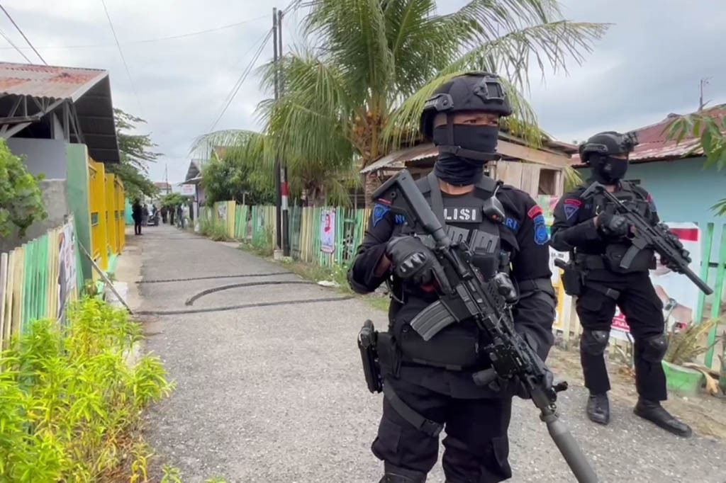 Tim Detasemen Khusus 88 Anti Teror Polri menggeledah rumah salah seorang warga yang diduga memiliki keterkaitan dengan kelompok sipil bersenjata, di Kelurahan Talise Valangguni, Kecamatan Mantikulore, Kota Palu, Sulawesi Tengah, Selasa, 14 November 2023.