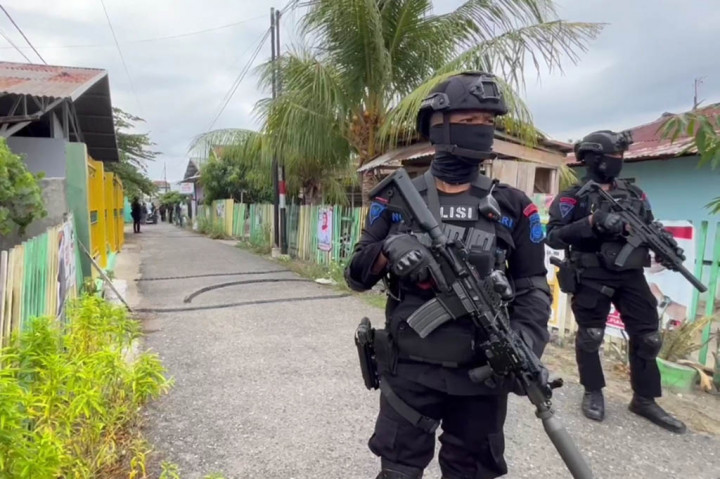 Tim Detasemen Khusus 88 Anti Teror Polri menggeledah rumah salah seorang warga yang diduga memiliki keterkaitan dengan kelompok sipil bersenjata, di Kelurahan Talise Valangguni, Kecamatan Mantikulore, Kota Palu, Sulawesi Tengah, Selasa, 14 November 2023.
