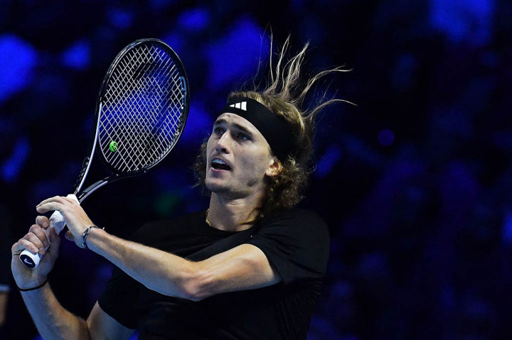 Alexander Zverev memulai dengan kemenangan dalam kampanye ATP Finals pada hari Senin, 13 November 2023 dengan bangkit dari ketertinggalan satu set untuk mengalahkan Carlos Alcaraz 6-7 (3/7), 6-3, 6-4.