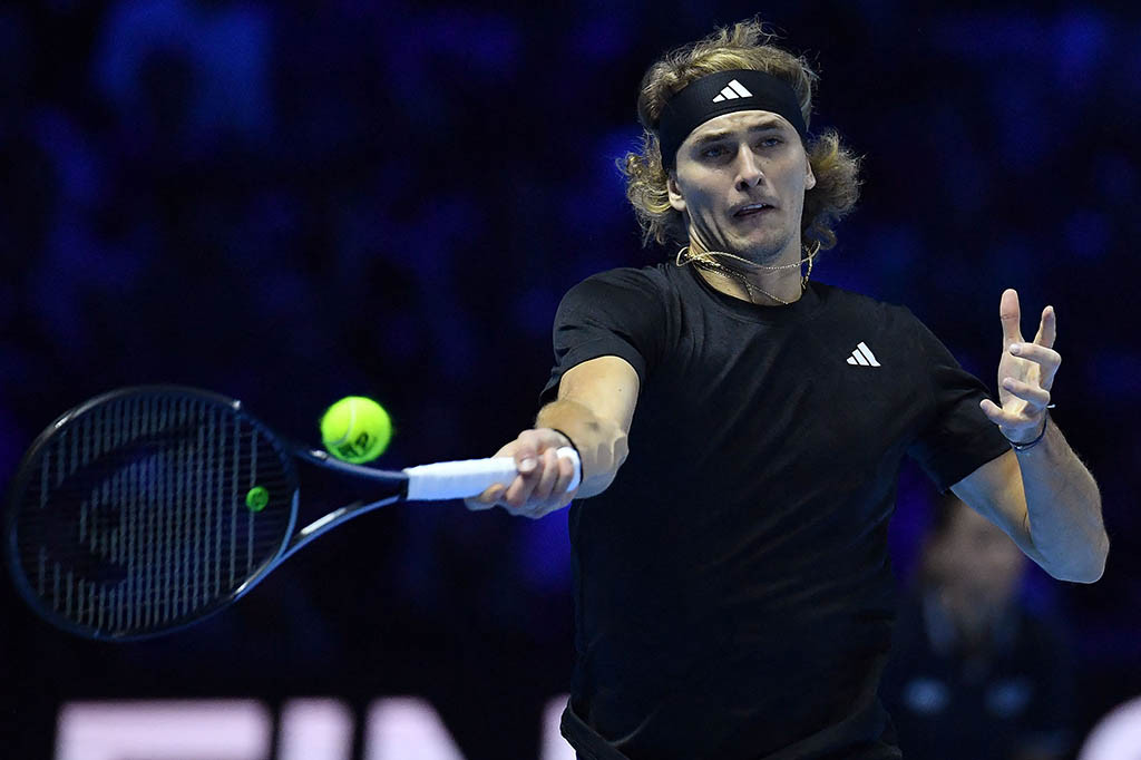 Juara Wimbledon Alcaraz berjuang dengan masalah punggung bawah dan kaki kiri yang membuatnya absen sejak Shanghai Masters pada awal Oktober.