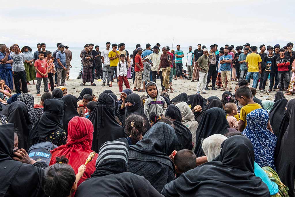 Sebanyak 196 imigran etnis Rohingya kembali terdampar di Pantai Kemukiman Kalee, Gampong Batee, Kecamatan Muara Tiga, Kabupaten Pidie, Aceh.