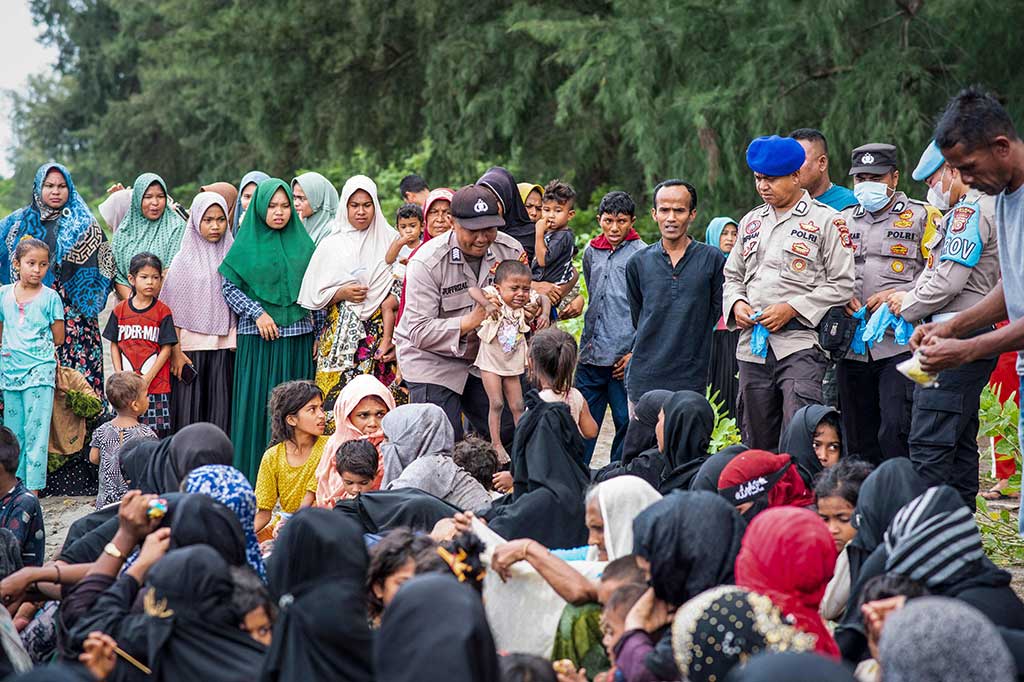 Sementara itu Sekretaris Panglima Laot (luat) Pidie Marfian menyampaikan ratusan imigran Rohingya itu mendarat di bibir pantai menggunakan sebuah perahu besar sekitar pukul 11.30 WIB hari ini.