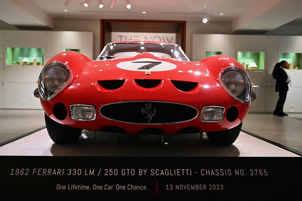 Sebuah mobil sport Ferrari 250 GTO tahun 1962 terjual seharga USD51,7 juta (setara Rp812 miliar), Senin, 13 November 2023, menjadikannya mobil termahal kedua yang pernah dijual di lelang.