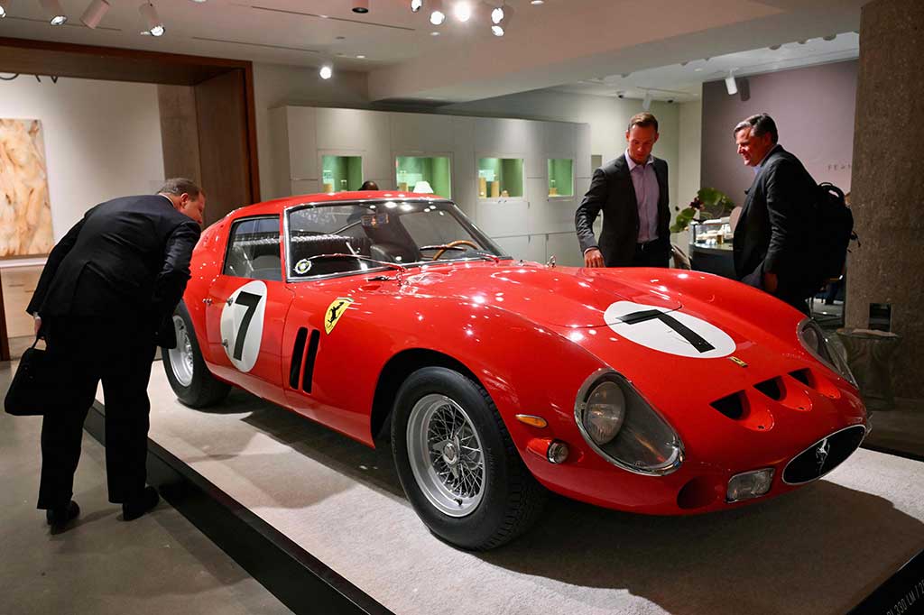 250 GTO mulai dijual dalam lelang Senin malam setelah beberapa menit penawaran di ruang lelang, tetapi dengan harga lebih rendah dari perkiraan RM Sotheby's yang lebih dari USD60 juta.