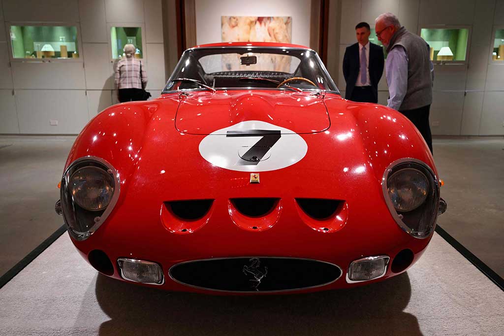 Berasal dari tahun 1962, mobil sport Scuderia yang legendaris ini -- sasis 3765, mesin empat liter yang menghasilkan 390 tenaga kuda -- menempati posisi kedua dalam lomba ketahanan 1.000 km di sirkuit Nurburgring Jerman, serta dalam lomba Le Mans 24 Jam yang legendaris, dimana tim harus mundur karena kerusakan mesin, menurut RM Sotheby's.