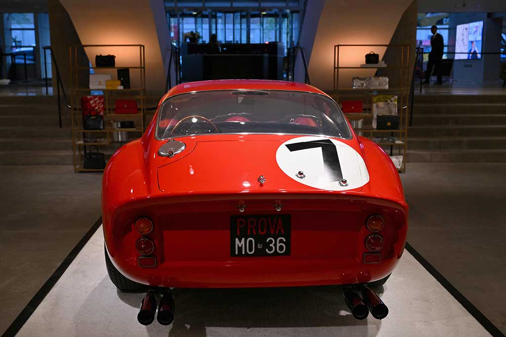 Setelah beberapa tahun berkompetisi di Italia dan Sisilia, mobil tersebut dijual dan diekspor ke Amerika pada akhir 1960-an. Dipulihkan dan dimodifikasi, 250 GTO berganti pemilik Amerika beberapa kali sebelum berakhir di tangan seorang kolektor Ohio pada tahun 1985, yang menjualnya pada hari Senin.