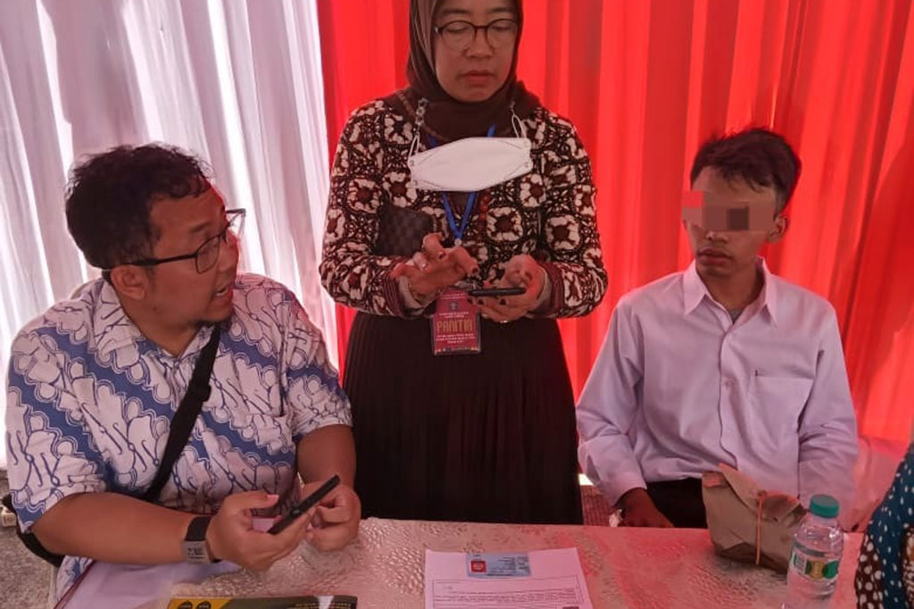 Saat diinterogasi, IM mengaku seorang mahasiswa di salah satu kampus di Jember. Dia hendak menjoki seorang peserta SKD CPNS Kemenkumham yang berinisial AM, asal Jombang. 