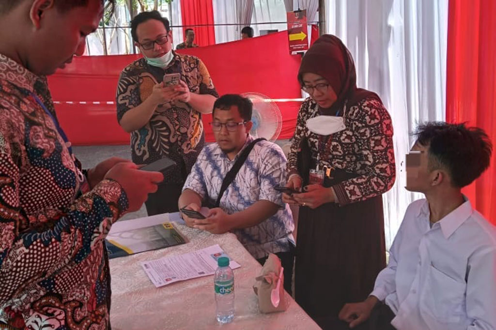 Namun, IM gagal masuk ke lokasi tes yang terletak di Auditorium Politeknik Pelayaran Surabaya. Gelagat mencurigakannya diendus panitia saat IM memasuki pos pemeriksaan biometrik dan pin registrasi. 