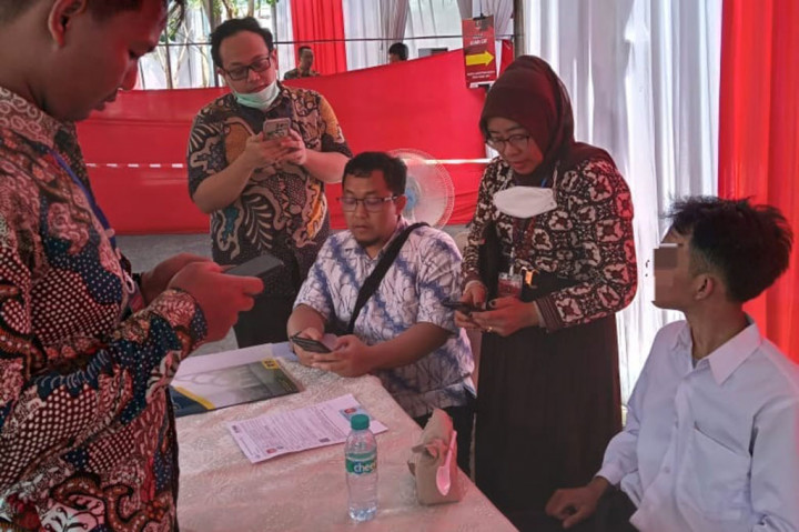 Namun, IM gagal masuk ke lokasi tes yang terletak di Auditorium Politeknik Pelayaran Surabaya. Gelagat mencurigakannya diendus panitia saat IM memasuki pos pemeriksaan biometrik dan pin registrasi. 