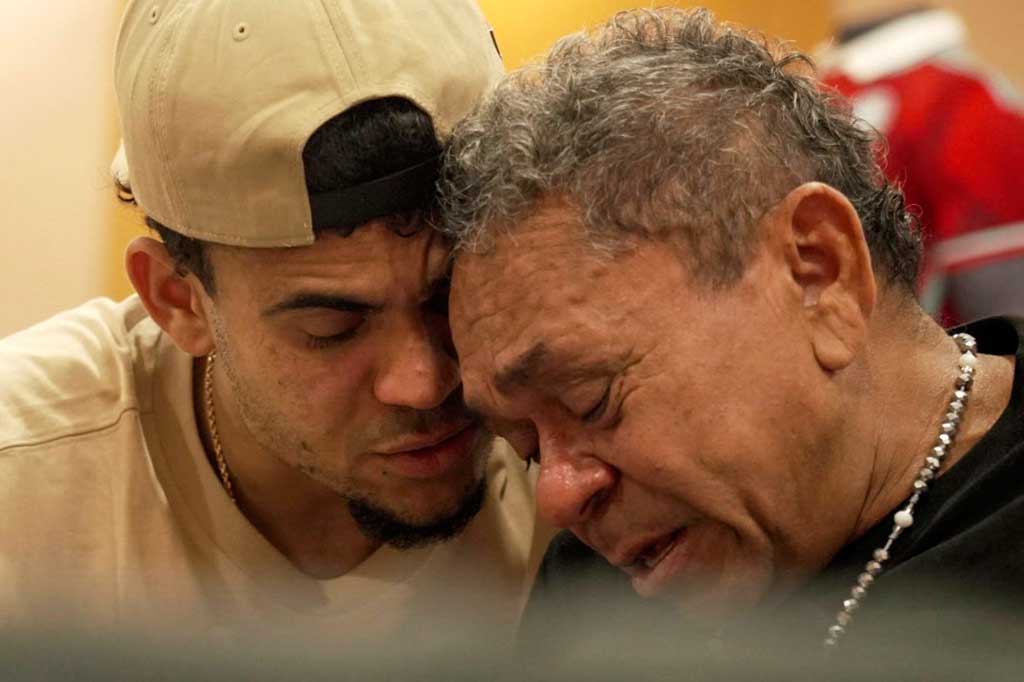 Striker Liverpool Luis Diaz mengadakan reuni dengan ayahnya yang penuh haru dan air mata, Selasa, 14 November 2023 waktu setempat. Ayah Luis Diaz dibebaskan pekan lalu setelah 12 hari cobaan penculikan oleh kelompok gerilyawan ELN Kolombia.