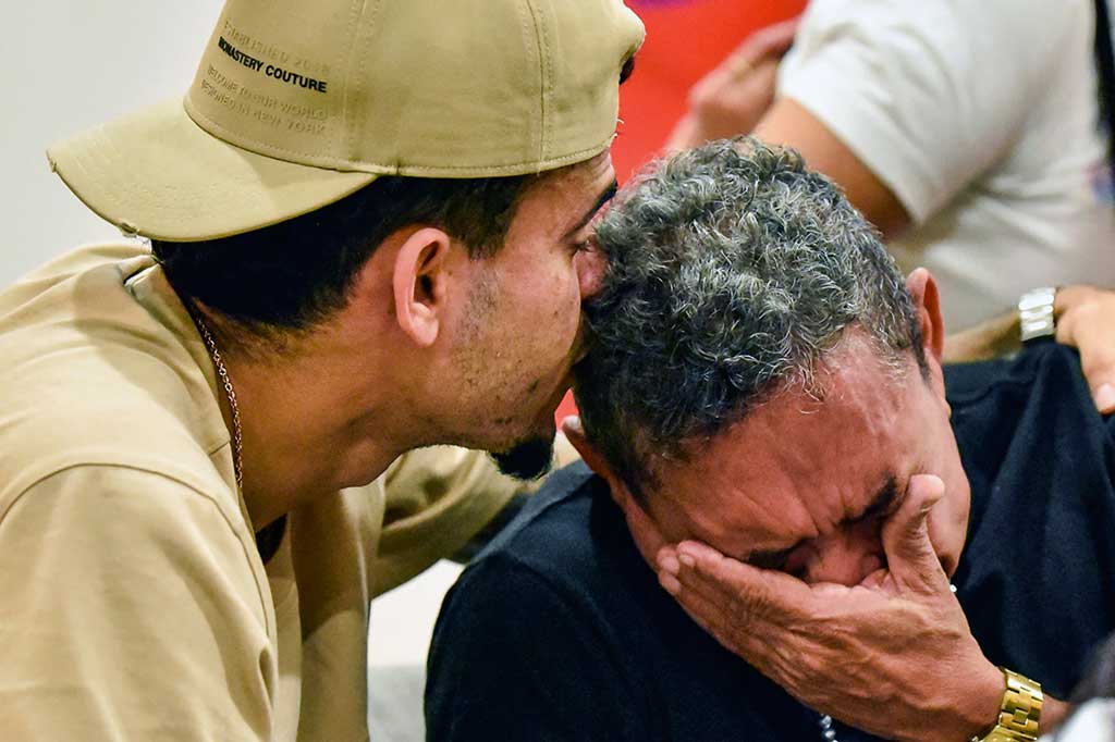 Menurut gambar yang didistribusikan oleh Federasi Sepak Bola Kolombia (FCF), anak-ayah tersebut berpelukan sambil menangis. Luis Manuel Diaz, 56, mengenakan kaus hitam bertuliskan: 'Tidak ada lagi penculikan'.