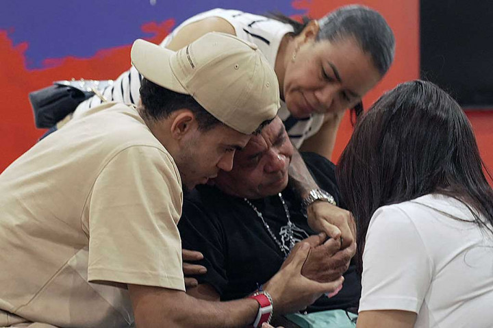 Luis Manuel Diaz dan istrinya Cilenis Marulanda diculik oleh orang-orang bersenjata yang mengendarai sepeda motor di sebuah pompa bensin di kota asal mereka, Barrancas dekat perbatasan Venezuela pada 28 Oktober lalu.
