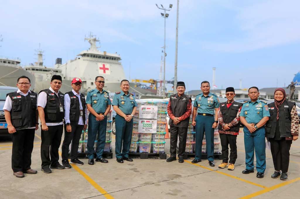 Badan Amil Zakat Nasional atau Baznas menyerahkan paket bantuan untuk warga Palestina yang terdampak serangan pasukan Israel melalui Posko TNI AL Peduli Palestina yang berada di gedung Laut Natuna, Mako Kolinlamil, Tanjung Priok, Jakarta Utara, Selasa, 14 November 2023. 