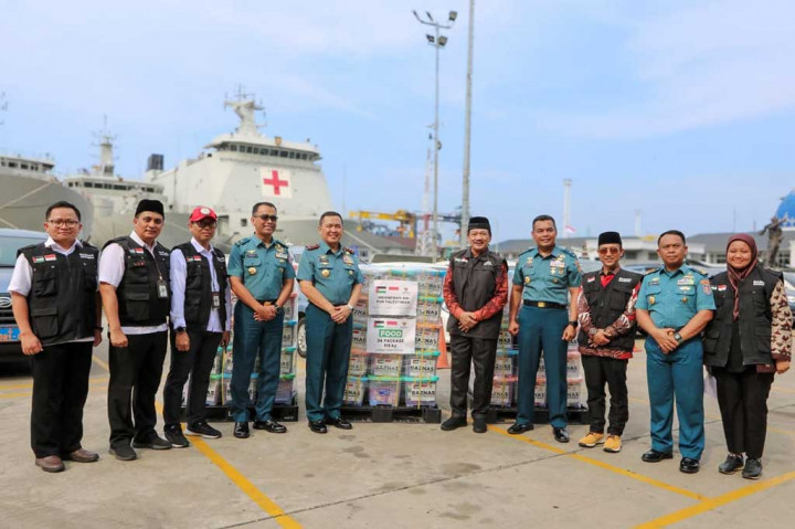 Badan Amil Zakat Nasional atau Baznas menyerahkan paket bantuan untuk warga Palestina yang terdampak serangan pasukan Israel melalui Posko TNI AL Peduli Palestina yang berada di gedung Laut Natuna, Mako Kolinlamil, Tanjung Priok, Jakarta Utara, Selasa, 14 November 2023. 