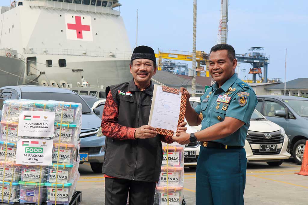 Paket bantuan diserahkan langsung oleh Ketua Baznas Noor Achmad kepada Kepala Dinas Pembinaan Potensi Maritim TNI AL (Kadispotmaral) Brigadir Jenderal (Mar) Gatot Mardiyono yang turut disaksikan oleh Panglima Komando Lintas Laut Militer Laksda TNI Edwin.