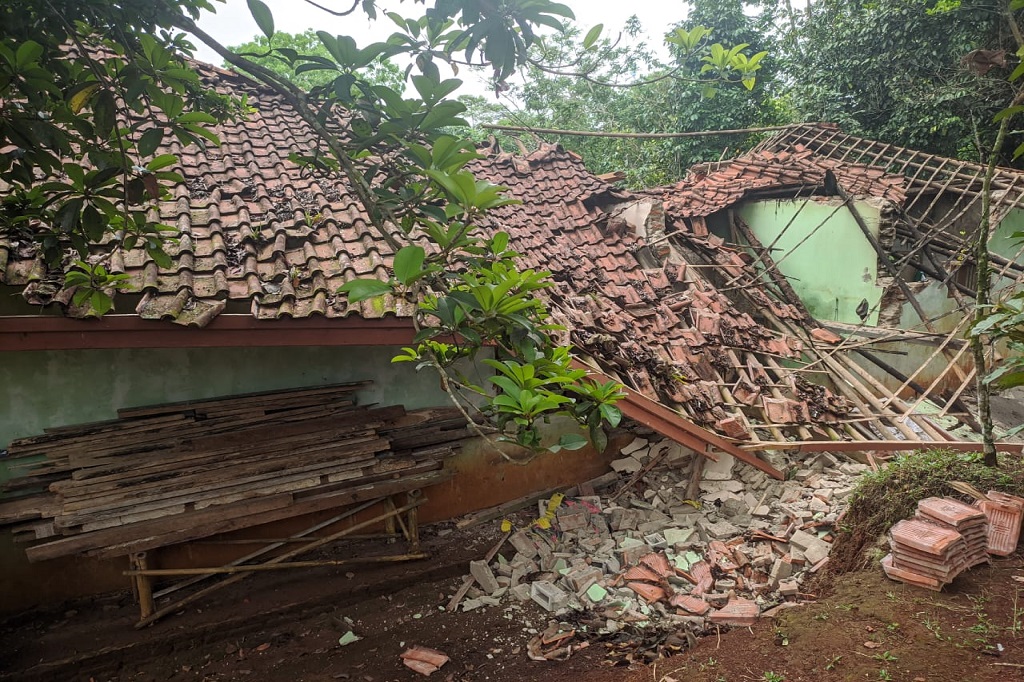Ia mengatakan, hujan deras yang terjadi sejak kemarin siang hingga pagi hari banyak pohon tumbang menimpa rumah dan sekarang para petugas masih berupaya melakukan evakuasi pohon menimpa rumah. Namun, masyarakat harus selalu siaga dan waspada terutamanya masih banyak pohon rawan tumbang ketika hujan deras disertai angin kencang.