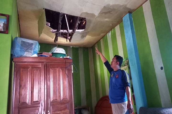 Hujan deras disertai angin kencang terjadi di berbagai daerah telah menyebabkan puluhan pohon tumbang menimpa rumah di Dusun Sindangjaya, Desa Neglasari, Kecamatan Pamarican dan Dusun Legokmenol, Desa Sidamulih, Kecamatan Pamarican, Kabupaten Ciamis, Jawa Barat. Kejadian tersebut, tidak menimbulkan korban jiwa tetapi pemilik mengalami kerugian puluhan juta.