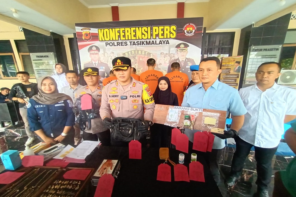 Suhardi mengatakan, pelaku menjalankan aksinya terhadap korban dilakukannya dengan perpura-pura menawarkan jasa pengobatan alternatif dan menjual obat herbal yang bisa menyembuhkan berbagai penyakit terutama sakit pinggang, stroke dan lainnya. Namun, keenam orang tersangka ini masing-masing memiliki peran berbeda, seperti perempuan berperan membujuk korban berusia lanjut atau lansia.