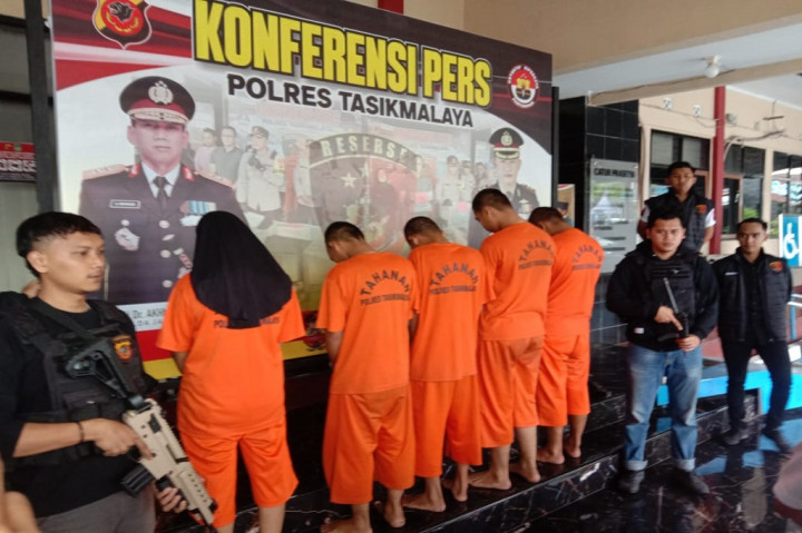 Kapolres Tasikmalaya, AKBP Suhardi Hery Haryanto mengatakan, pihaknya mendapat laporan adanya penangkapan terhadap para pelaku kejahatan dilakukan warga dan mereka beraksi pada Sabtu, 28 Oktober 2023 di Desa Sukarasa, Kecamatan Salawu, Kabupaten Tasikmalaya. Namun, setelah dilakukannya pemeriksan dan penyelidikan semua terbukti telah melakukan perampokan dengan modus pengobatan alternatif.