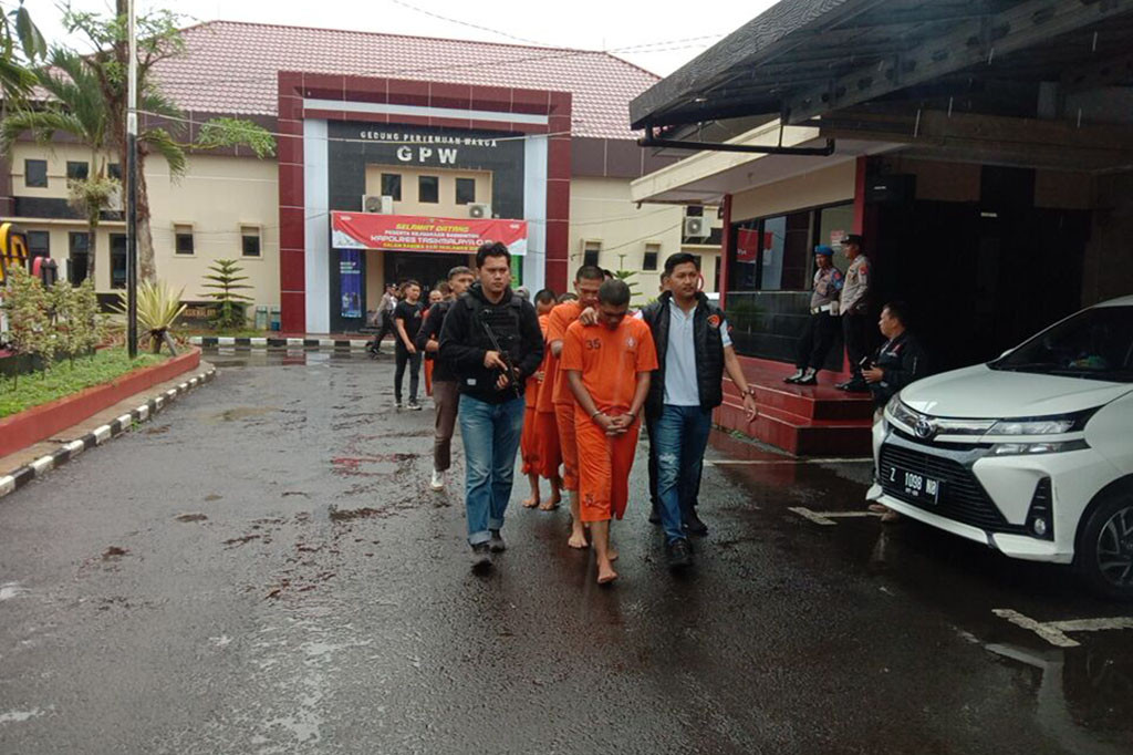 Satuan Reserse Kriminal Polres Tasikmalaya berhasil menangkap dan mengungkap enam orang pelaku modus pengobatan alternatif hingga mereka merampok. Perampokan yang dilakukannya tersebut, berhasil menangkap 6 orang salah satunya perempuan.