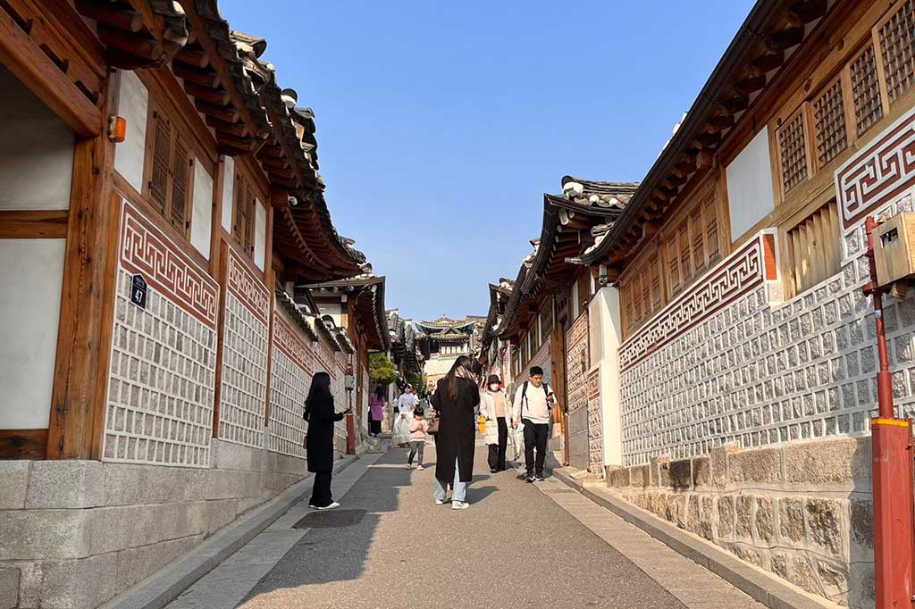 Syarat masuk ke area itu tak banyak. Jangan berisik. Di sepanjang jalan menanjak itu, pengunjung bakal sering menemui volunteer berusia lanjut yang membawa tulisan 'be quite please'.
