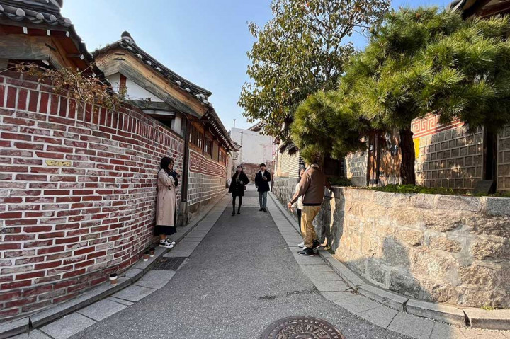 Selebihnya, pengunjung bebas berfoto. Sepanjang perjalanan singkat Medcom.id di area itu, pengunjung kerap berfoto di depan pintu rumah penduduk setempat. Selama tidak gaduh dan tidak coba-coba masuk ke area rumah, pengunjung bebas mengambil gambar.