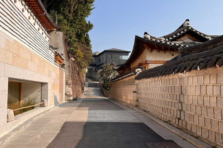 Tak butuh waktu lama menjelajah Bukchon Hanok Village. Begitu sampai di area tertinggi desa yang viral di berbagai platform media sosial ini, pengunjung bisa menikmati pemandangan ke bawah yang tentu saja dipenuhi turis berfoto dan mengambil video. Tapi bisa dipastikan, pengalaman mengunjungi desa ini cukup seru. Selain gratis, lokasi ini sangat memanjakan mata. 