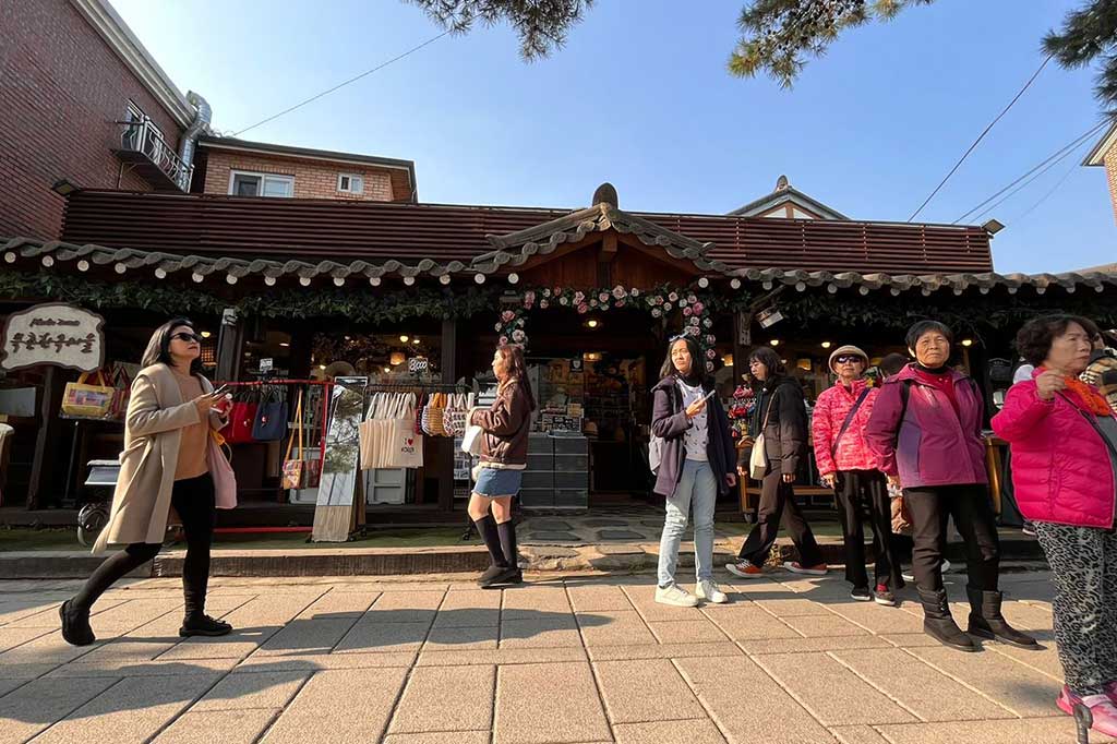 Area pertokoan sebelum masuk kawasan Bukchon Hanok Village.