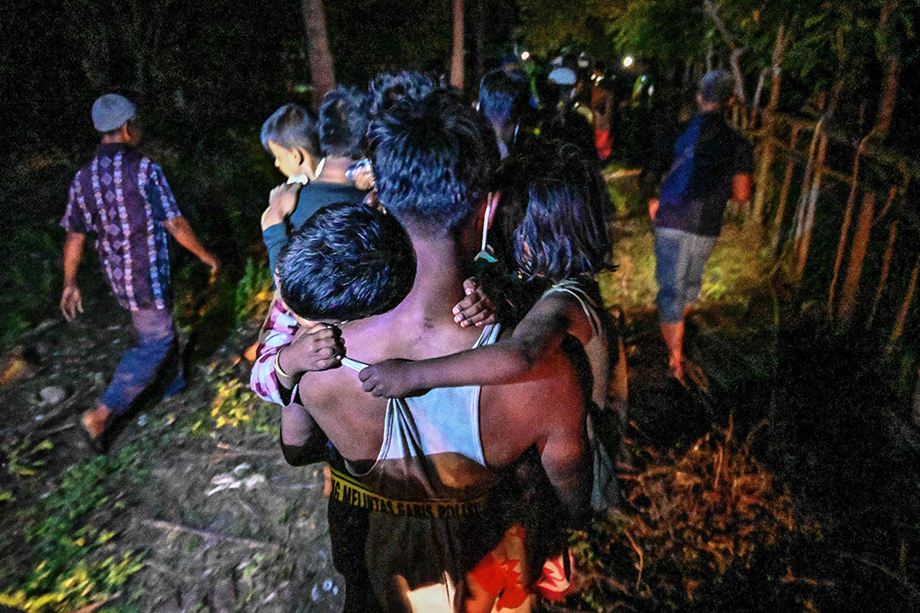 Pengungsi Rohingya yang baru terdampar dipindahkan ke tempat penampungan di pantai Batee, provinsi Aceh, Indonesia, Rabu, 15 November 2023.
