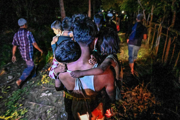 Pengungsi Rohingya yang baru terdampar dipindahkan ke tempat penampungan di pantai Batee, provinsi Aceh, Indonesia, Rabu, 15 November 2023.