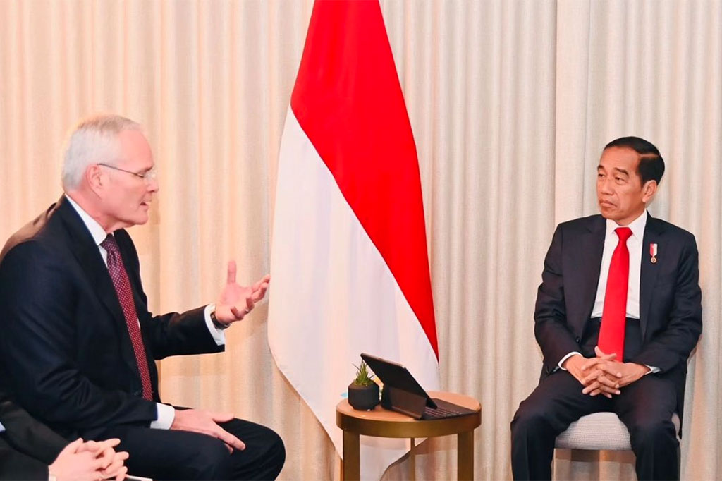 Presiden RI Joko Widodo (Jokowi) melakukan pertemuan dengan Chairman Exxon Mobil Corporation Darren Woods. Keduanya membahas mengenai rencana investasi hingga USD15 miliar dolar AS dari perusahaan migas global tersebut ke Indonesia.