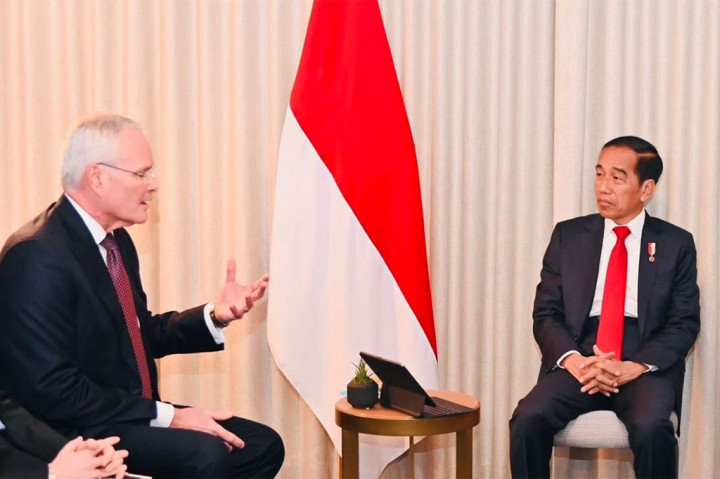 Presiden RI Joko Widodo (Jokowi) melakukan pertemuan dengan Chairman Exxon Mobil Corporation Darren Woods. Keduanya membahas mengenai rencana investasi hingga USD15 miliar dolar AS dari perusahaan migas global tersebut ke Indonesia.