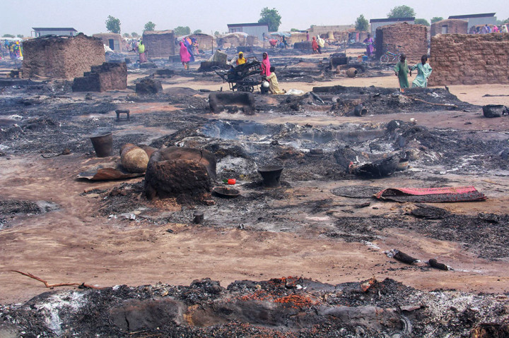 Kebakaran melanda sebuah kamp informal untuk pengungsi di timur laut Nigeria, Rabu, 15 November 2023. kebakaran tersebut mengakibatkan dua anak tewas dan menghancurkan lebih dari seribu tenda pengungsi. 