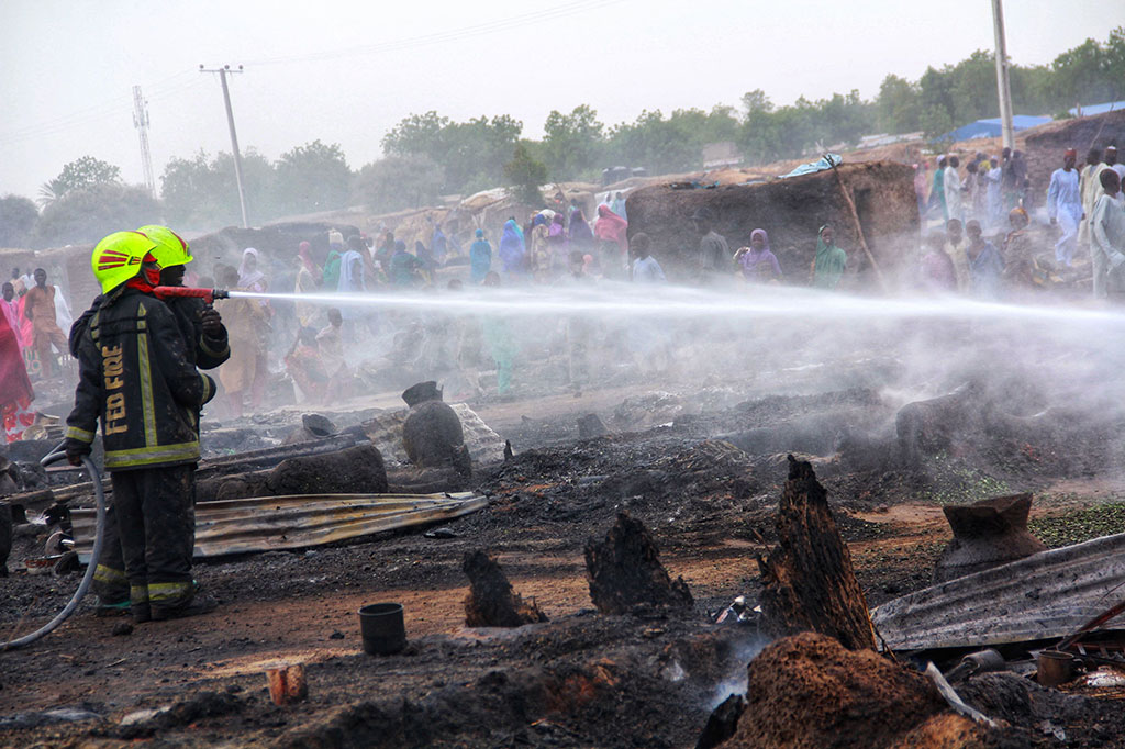 Penghuni kamp mengatakan empat orang tewas dalam kebakaran tersebut, meskipun para pejabat tidak mengkonfirmasi jumlah tersebut.