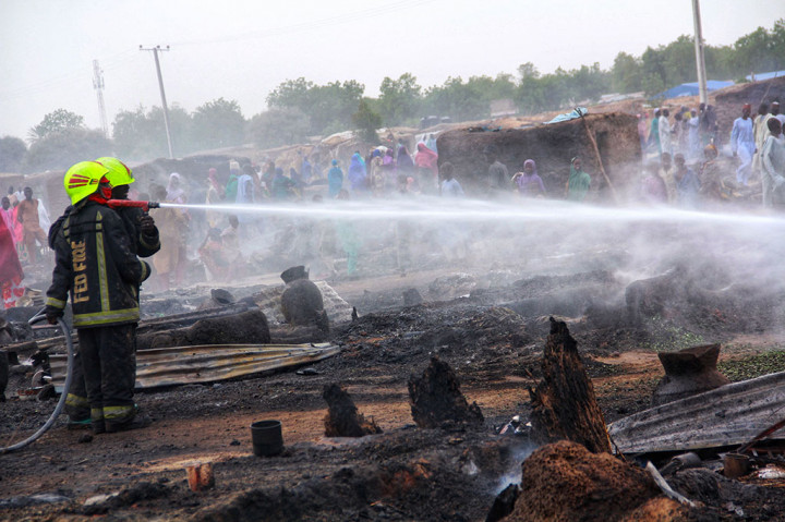 Penghuni kamp mengatakan empat orang tewas dalam kebakaran tersebut, meskipun para pejabat tidak mengkonfirmasi jumlah tersebut.