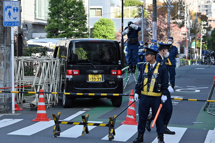 Polisi berjada di lokasi kecelakaan di mana sebuah mobil menabrak penghalang dekat Kedutaan Israel di Tokyo, Jepang, Kamis, 16 November 2023.