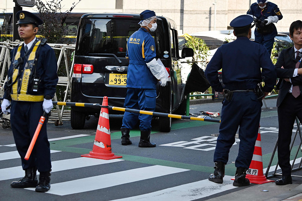 Polisi Jepang menangkap seorang pria setelah sebuah mobil menabrak penghalang dekat Kedutaan Israel di Tokyo, Kamis, 16 November 2023.