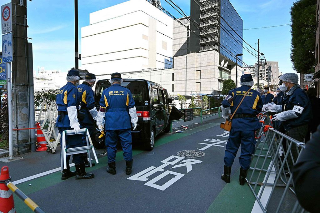 “Sekitar pukul 11.00, saya mendengar ledakan besar, jadi saya keluar untuk memeriksa. Kemudian saya melihat seorang polisi terluka dan kesakitan di dekat penghalang lalu lintas dan sepertinya dia berdarah. Ada juga mobil hitam yang diparkir di dekatnya. ,