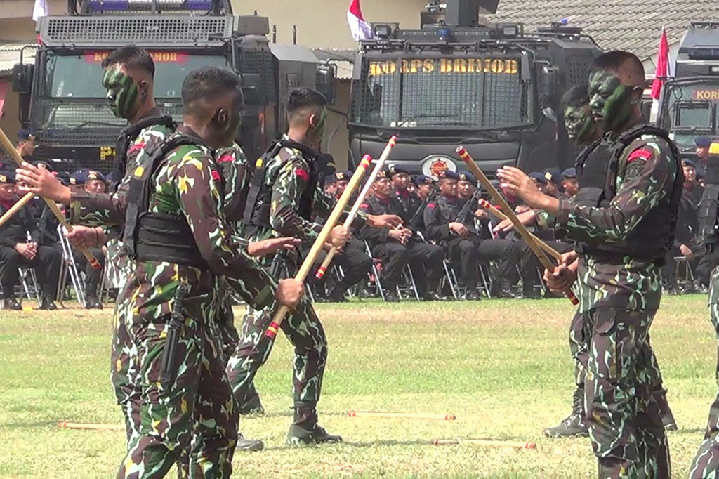 Hal ini ditegaskan Komandan Satuan Brimob Polda Jatim, Kombes Suryo Sudarmadi, usai peringatan HUT Korps Brimob ke 78 di Mako Brimob Kompi 3 batalion A Pelopor, Kabupaten Sidoarjo Jawa Timur, Kamis, 16 November 2023. Peringatan HUT Korps Brimob ini dengan pemimpin upacara Kapolda Jatim Irjen Imam Sugianto.