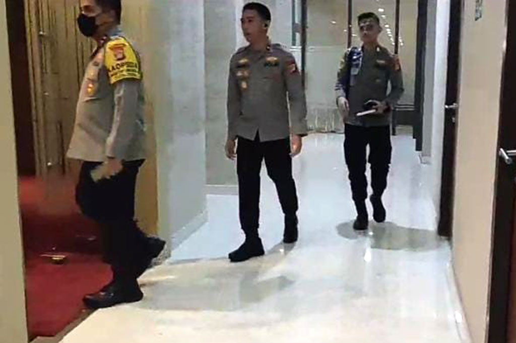Tak ada pernyataan dari Kapolda. Dia tampak dikawal oleh ajudannya.