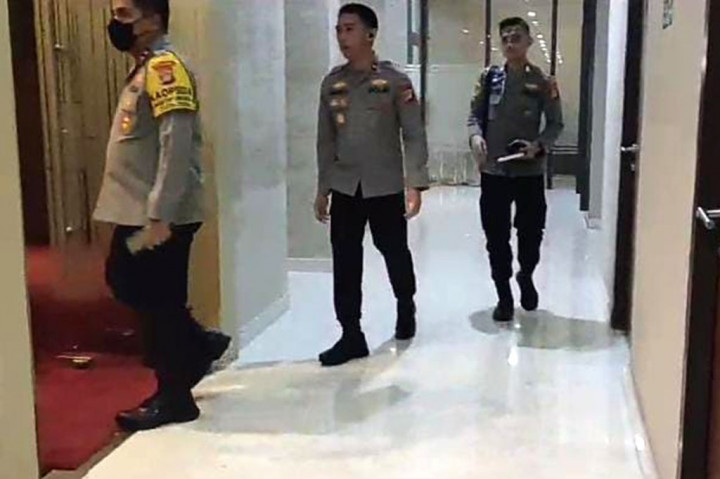 Tak ada pernyataan dari Kapolda. Dia tampak dikawal oleh ajudannya.