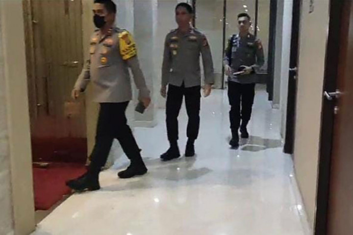 Kapolda datang sekitar pukul 13.16 WIB. Jenderal bintang dua itu masuk Gedung Bareskrim Polri lewat lobi depan dan masuk lift VIP yang diduga menuju lantai 6 Dittipidkor Bareskrim Polri menggunakan lift VIP, tempat Firli Bahuri diperiksa.