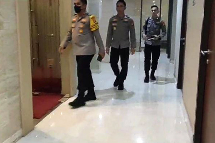 Kapolda Metro Jaya Irjen Karyoto menyambangi Gedung Bareskrim Polri, Jakarta Selatan, Kamis, 16 November 2023. Kapolda datang saat Ketua KPK Firli Bahuri menjalani pemeriksaan kasus dugaan pemerasan terhadap mantan Menteri Pertanian (Mentan) Syahrul Yasin Limpo (SYL).