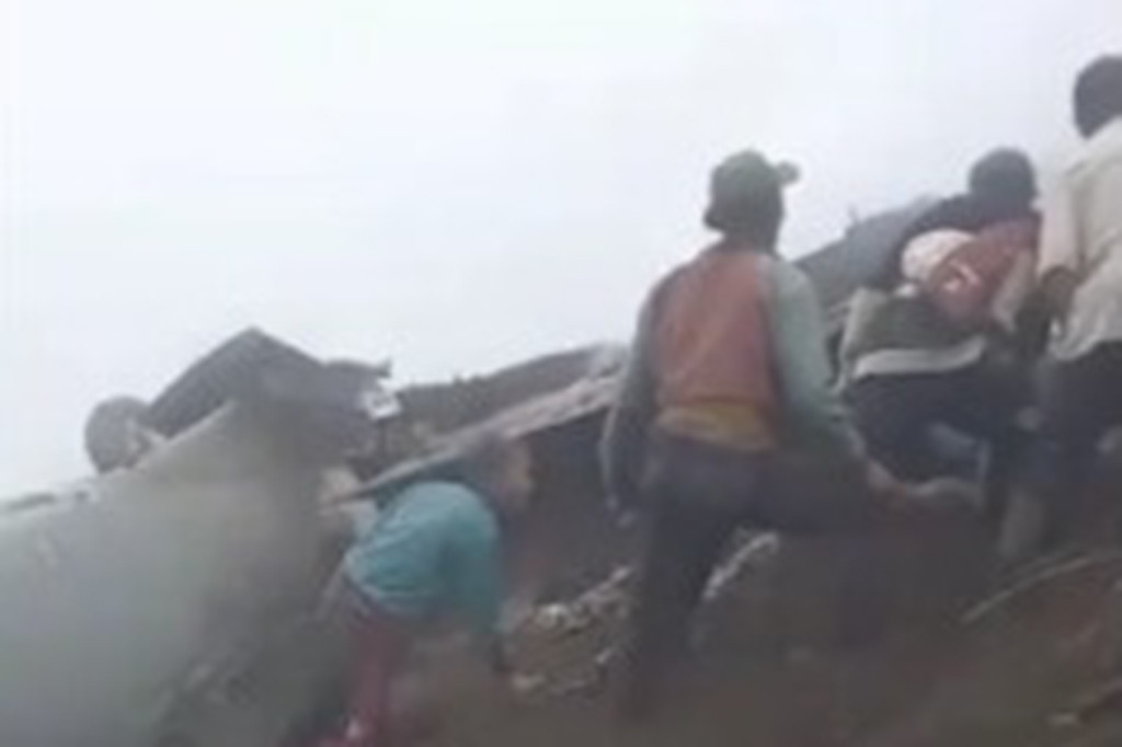 Dua pesawat itu diperkirakan jatuh sekitar pukul 12.00 WIB.