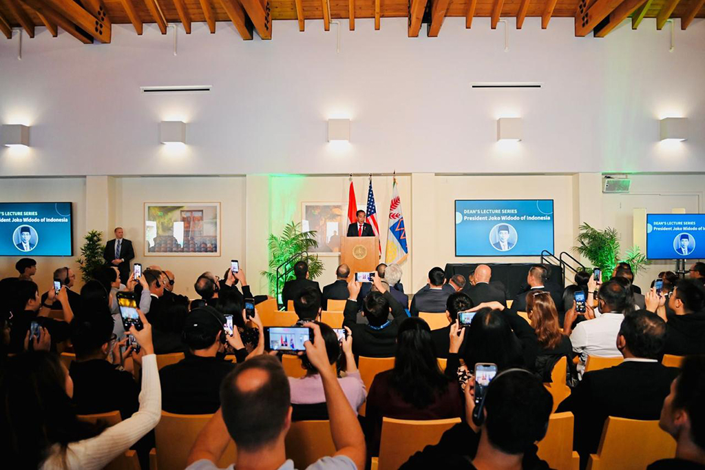 “Dalam menghadapi dampak perubahan iklim yang makin mengancam saat ini, kolaborasi sangat penting dan langkah strategis konkret sangat dibutuhkan, tanpa itu tidak mungkin bagi kita untuk menjamin keberlanjutan dan satu-satunya bumi yang kita cintai,” ucap Presiden.