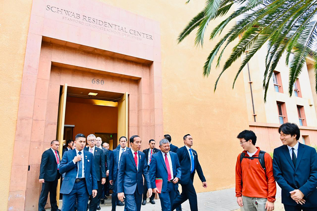 Namun, Presiden Jokowi menilai bahwa saat ini masih terdapat tantangan besar bagi Indonesia dan juga negara berkembang lainnya untuk melakukan tansisi energi utamanya dalam transfer teknologi dan pendanaan.