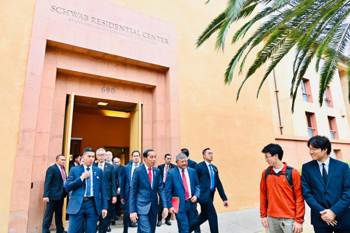 Namun, Presiden Jokowi menilai bahwa saat ini masih terdapat tantangan besar bagi Indonesia dan juga negara berkembang lainnya untuk melakukan tansisi energi utamanya dalam transfer teknologi dan pendanaan.