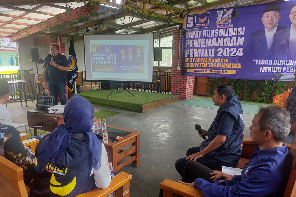 Ketua Dewan Pimpinan Daerah (DPD) Partai NasDem Kabupaten Tasikmalaya, Ade Ikhwan Batara mengatakan, jelang Pemilu 2024 Partai NasDem bergerak memanaskan mesin partai agar semua calon di setiap dapil bisa meraih suara dengan target 10 hingga 13 kursi DPRD. Akan tetapi, strategi yang dilakukannya tidak lain mengenalkan kembali untuk pasangan Anies Baswedan-Muhaimin Iskandar menjadi Presiden 2024.