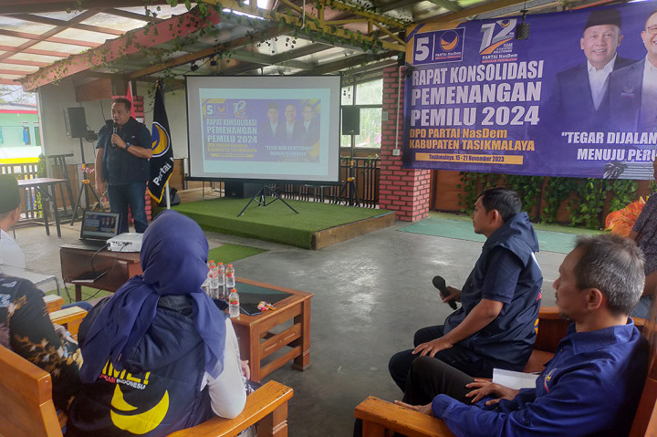 Ketua Dewan Pimpinan Daerah (DPD) Partai NasDem Kabupaten Tasikmalaya, Ade Ikhwan Batara mengatakan, jelang Pemilu 2024 Partai NasDem bergerak memanaskan mesin partai agar semua calon di setiap dapil bisa meraih suara dengan target 10 hingga 13 kursi DPRD. Akan tetapi, strategi yang dilakukannya tidak lain mengenalkan kembali untuk pasangan Anies Baswedan-Muhaimin Iskandar menjadi Presiden 2024.
