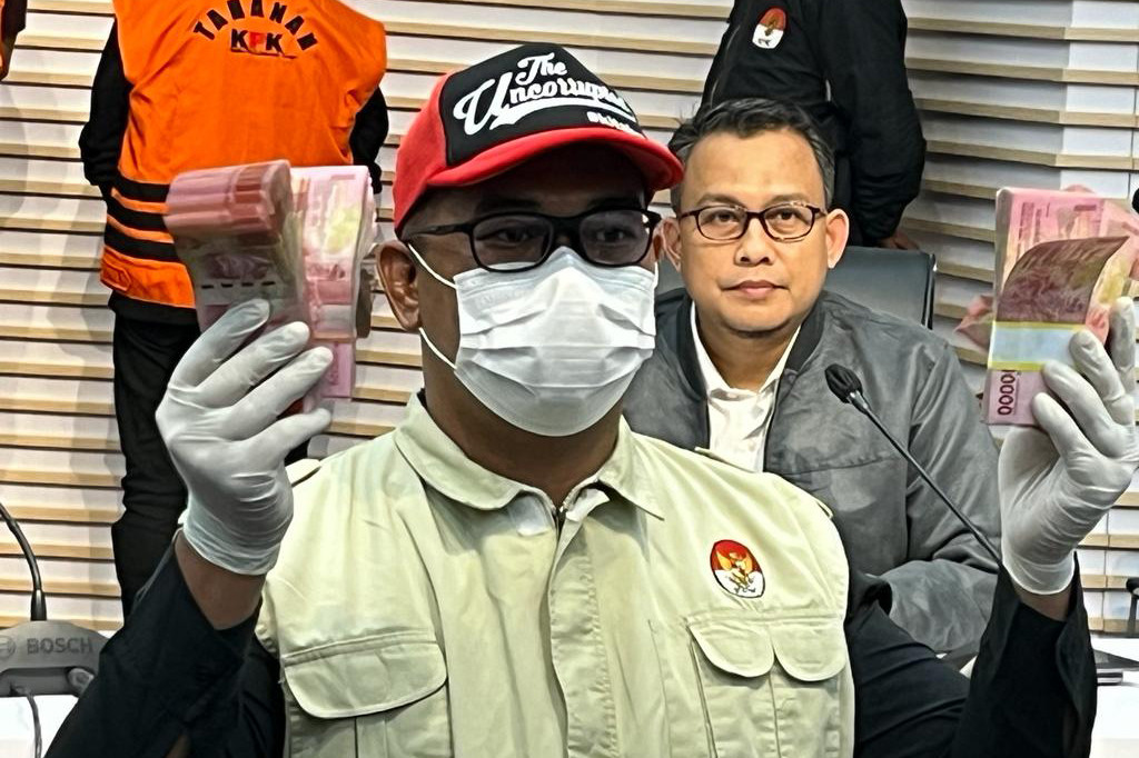 Mereka ditangkap karena diyakini melakukan transaksi suap pengurusan perkara di Kejaksaan Negeri Bondowoso. KPK langsung melakukan penahanan usai pengumuman tersangka dilakukan.